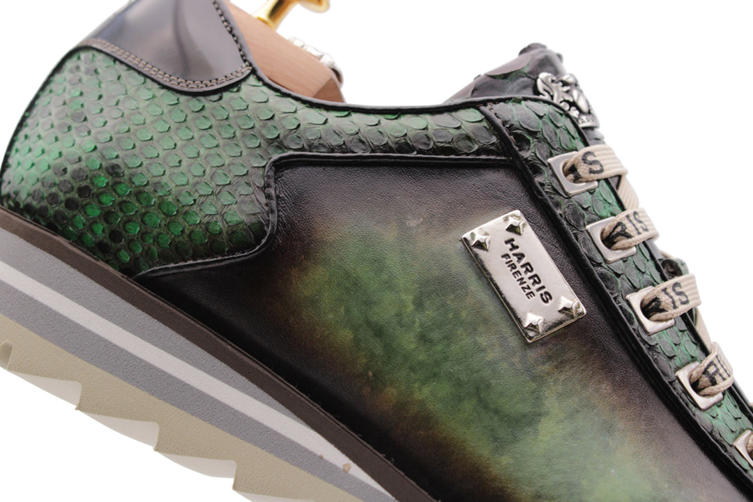 Handgepackte Leder -Turnschuhe und Python