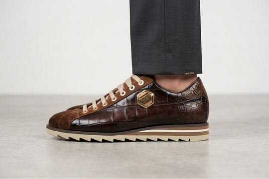 Sneakers mit Krokodileffekt und Wildleder