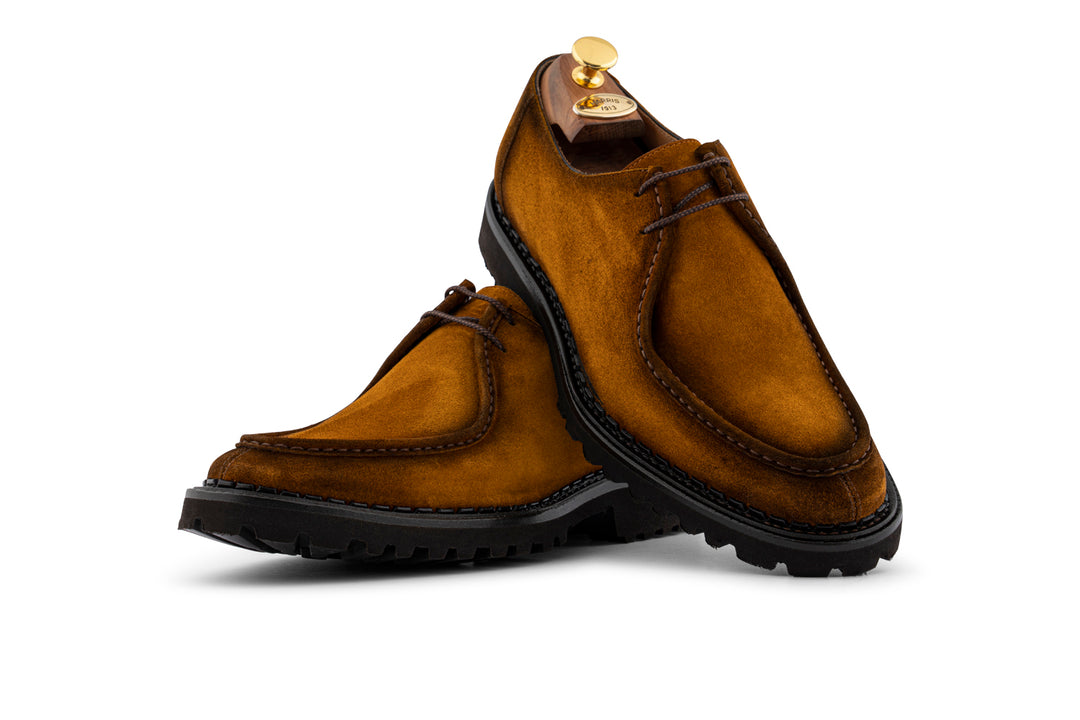 Cordones de gamuza con costuras a mano.