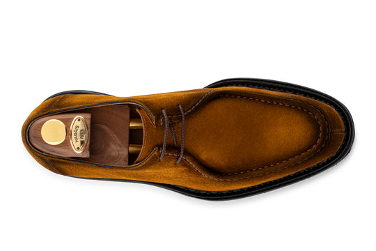 Cordones de gamuza con costuras a mano.