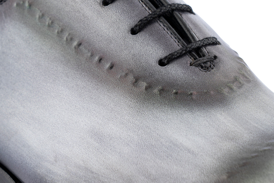 Francesina dipinta a mano con cuciture su carne