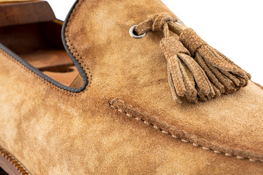 Mocassino in suede nuvolato con pon pon