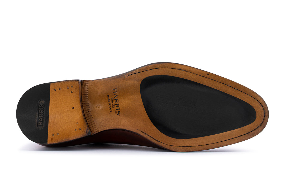 Francesina dipinta a mano con cuciture su carne