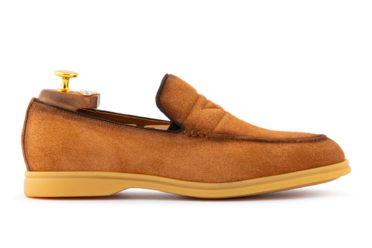 Mocasín de ante y suela de goma.