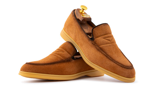 Mocasín de ante y suela de goma.