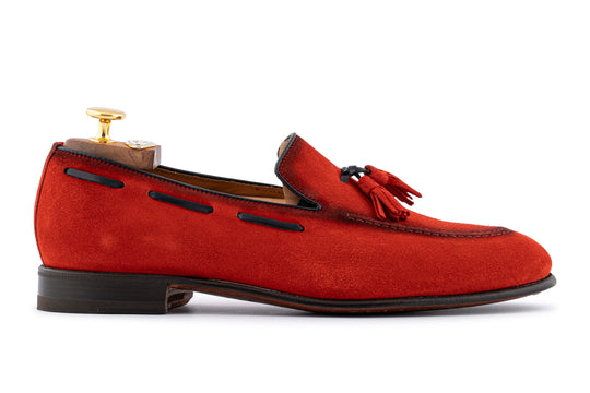 Moccasin en daim avec un pon rouge