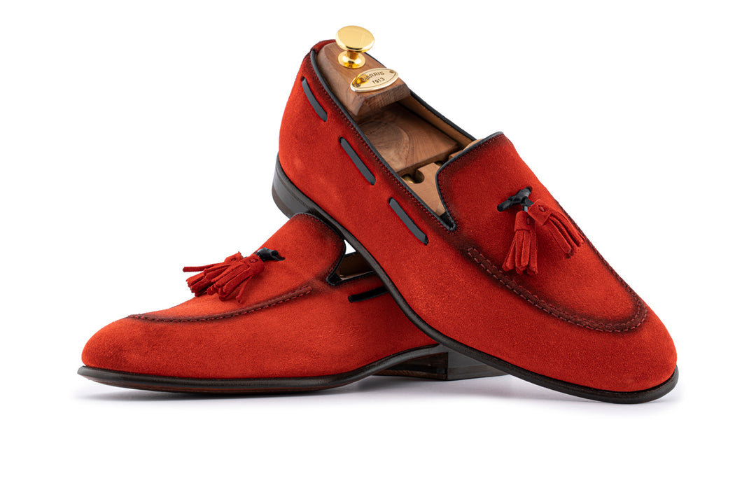 Moccasin en daim avec un pon rouge