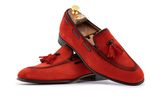 Moccasin en daim avec un pon rouge