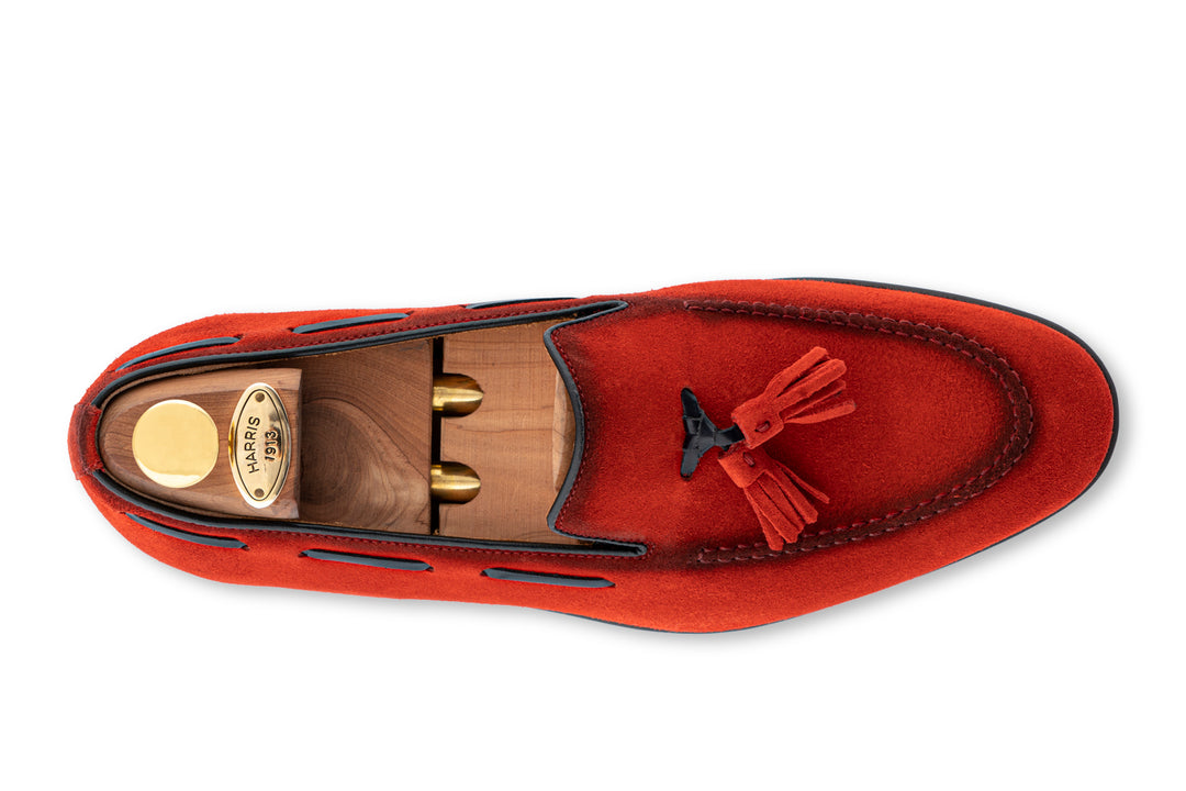 Moccasin en daim avec un pon rouge