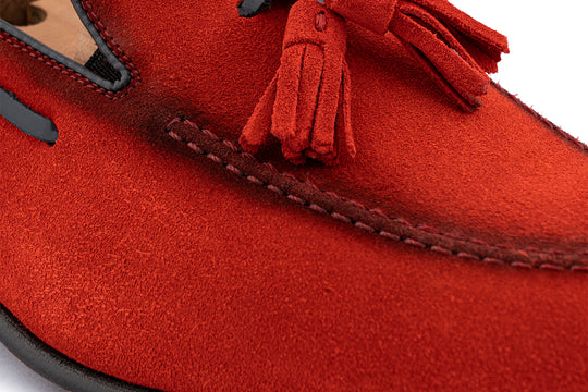 Moccasin en daim avec un pon rouge