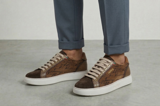 Baskets en daim et détails écrivain