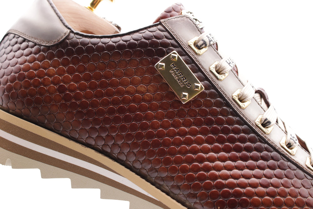 Zapatillas de piel estampadas pintadas a mano.