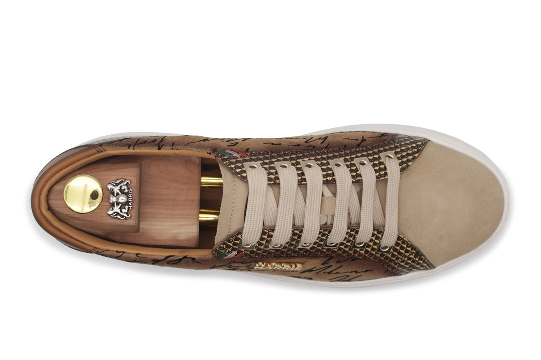 Baskets en daim et détails écrivain