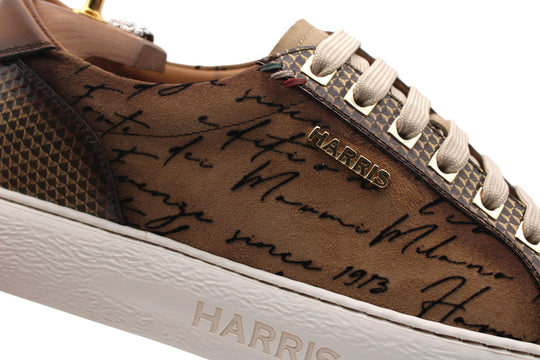 Baskets en daim et détails écrivain