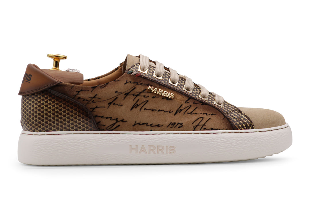 Baskets en daim et détails écrivain