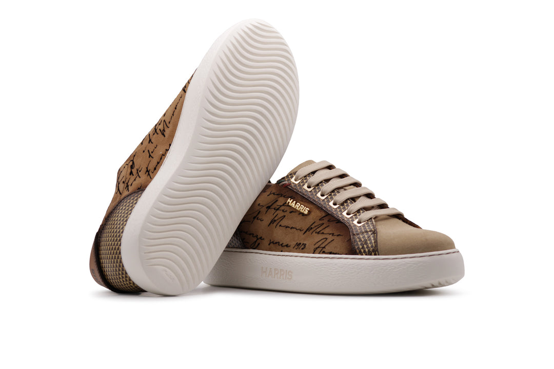 Baskets en daim et détails écrivain