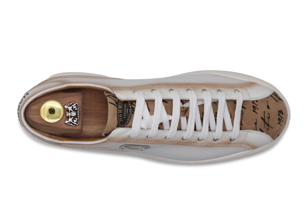 Baskets en cuir et détails écrivain